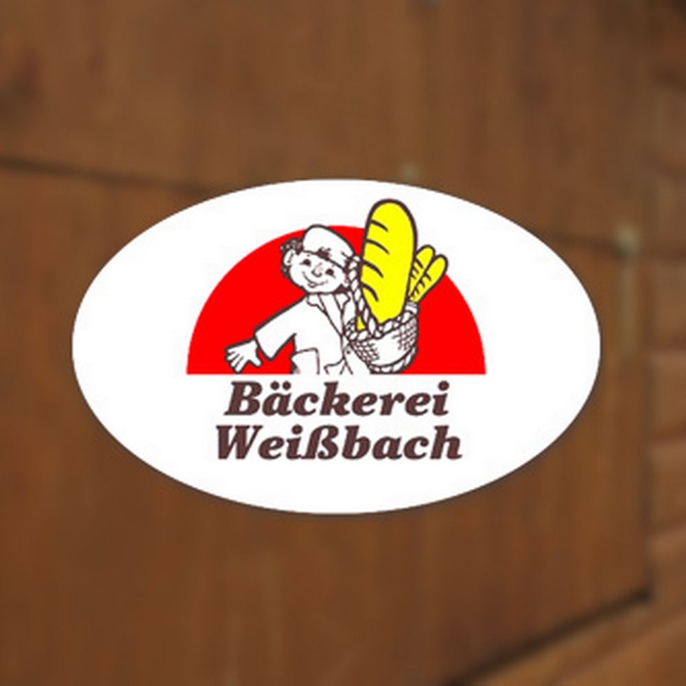 Logo Bäckerei Weißbach vor geschlossener Weihnachtsmarktbude