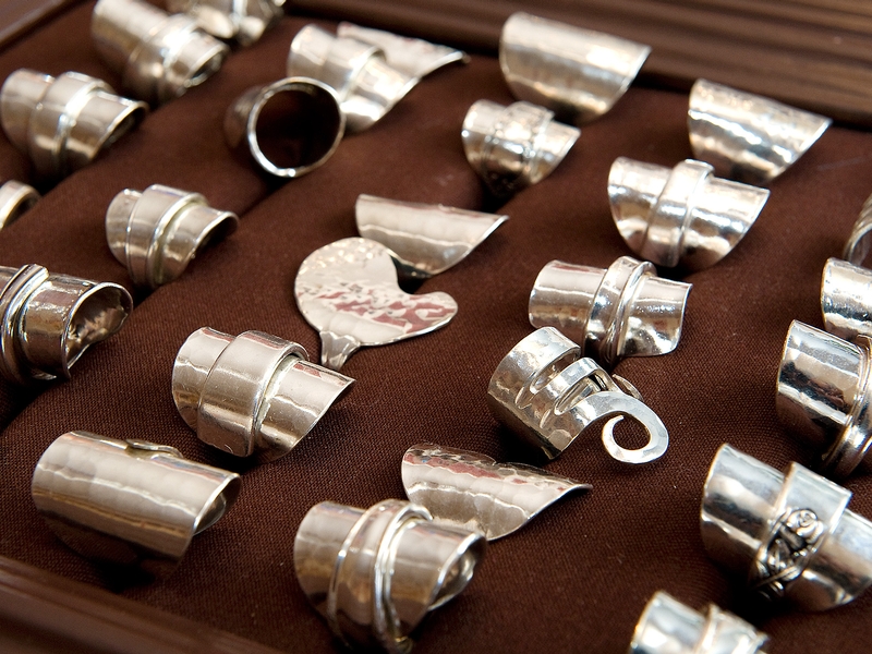 Ringe aus Teelöffeln und Kuchengabeln Ringe aus Teelöffeln und Kuchengabeln