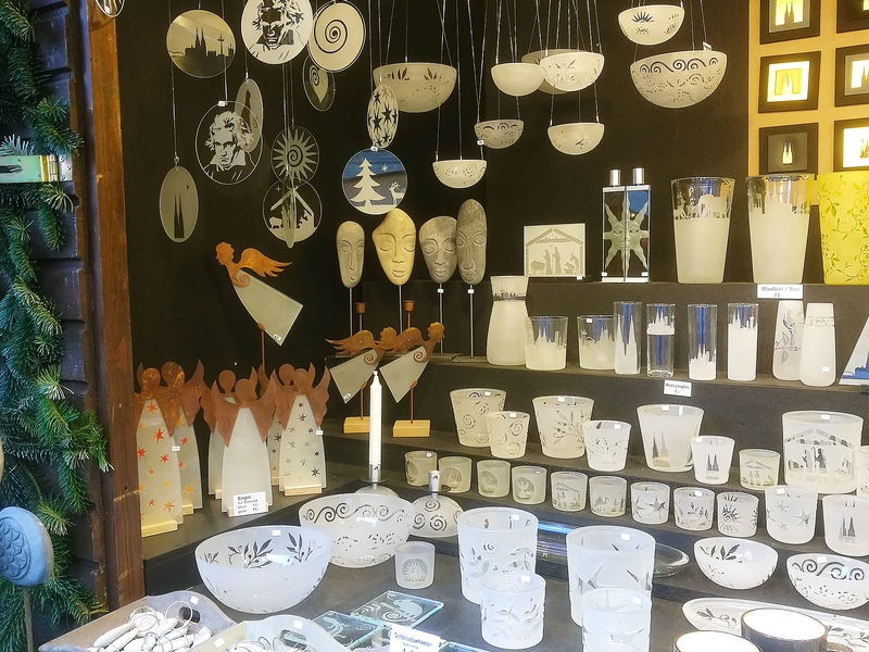 Unser Weihnachtsmarktstand Feinste Glasartikel wie Schüssel, Gläser, Schalen und Teller am Bonner Weihnachtsmarktstand