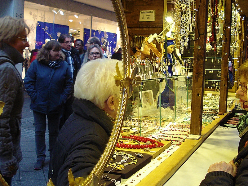 Weihnachtsmarktstand mit schmuck